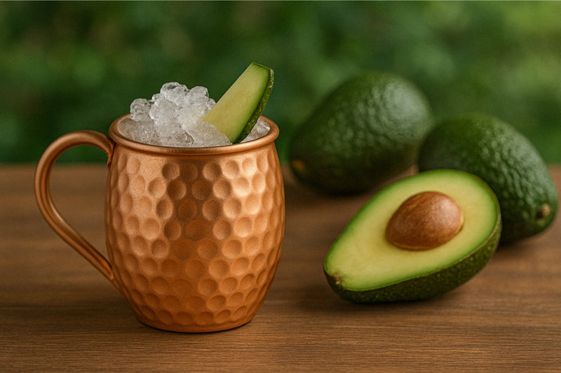 Ein cremiger Avocado-Cocktail, kunstvoll serviert in einem edlen Kupferbecher, garniert mit frischer Limette und Minze – ein einzigartiger Genuss für Cocktail-Liebhaber.