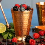 Kupferbecher-Set Valia – 4x Cocktailbecher (gehämmert, römisch-geprägter Stil, 300 ml) + 6-teiliges Zubehör-Set