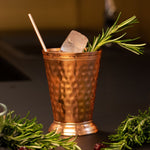 Kupferbecher-Set Valia – 4x Cocktailbecher (gehämmert, römisch-geprägter Stil, 300 ml) + 6-teiliges Zubehör-Set