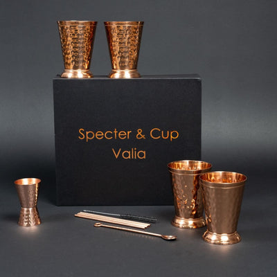 Kupferbecher - Set Valia – 4x Cocktailbecher (gehämmert, römisch - geprägter Stil, 300 ml) + 6 - teiliges Zubehör - Set - Specter & Cup