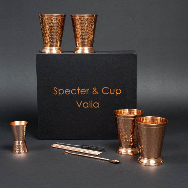 Kupferbecher - Set Valia – 4x Cocktailbecher (gehämmert, römisch - geprägter Stil, 300 ml) + 6 - teiliges Zubehör - Set - Specter & Cup