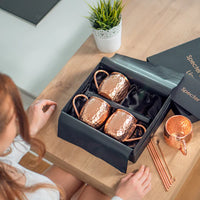Kupferbecher im 4er Set liegen in einer hochwertigen Premium-Verpackung inklusive Barlöffel und Kupferstrohhalme